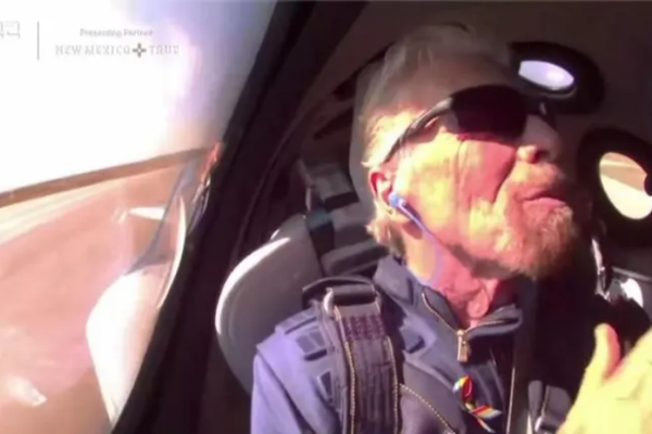 昨夜，71岁亿万富翁飞向了太空