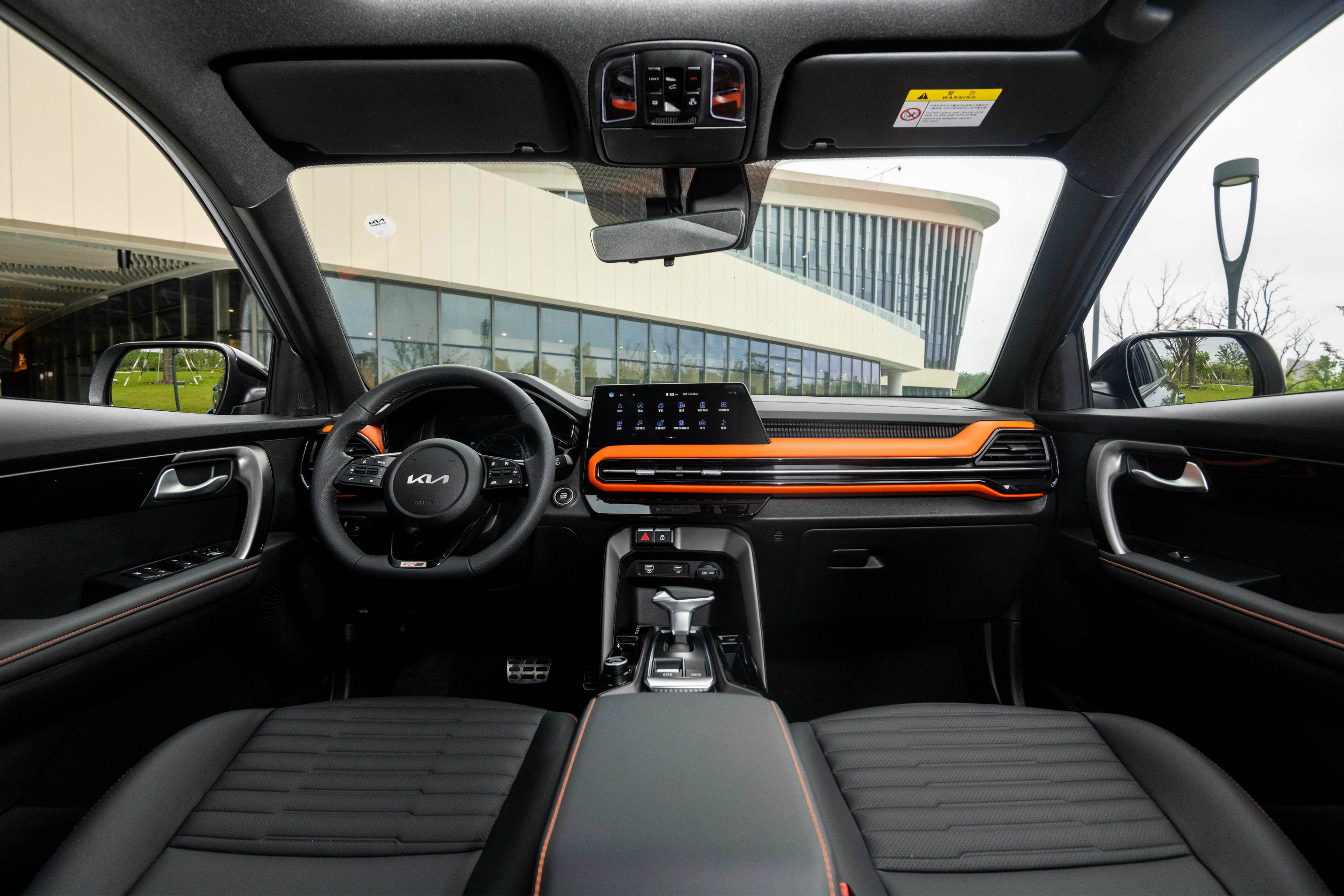 来到内饰部分,智跑ace内饰环抱感较强,正前方,悬浮式10.