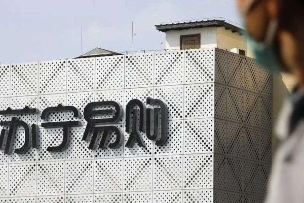 时代的谢幕，张近东辞去苏宁易购董事长，少东家会否“掌舵”？