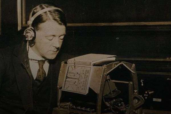 100年前的盲人，怎样读完一本普通印刷书？