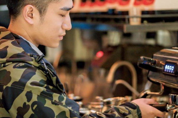 产品,包括芝士草莓,霸气蜜桃,霸气黑提等,公开叫板喜茶创始人聂云辰