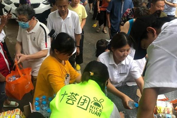 2小时集结驰援郑州，十荟团直入社区发放民生物资