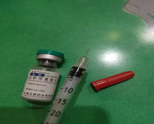 我亲手将第一支生长激素扎入了女儿的肚皮