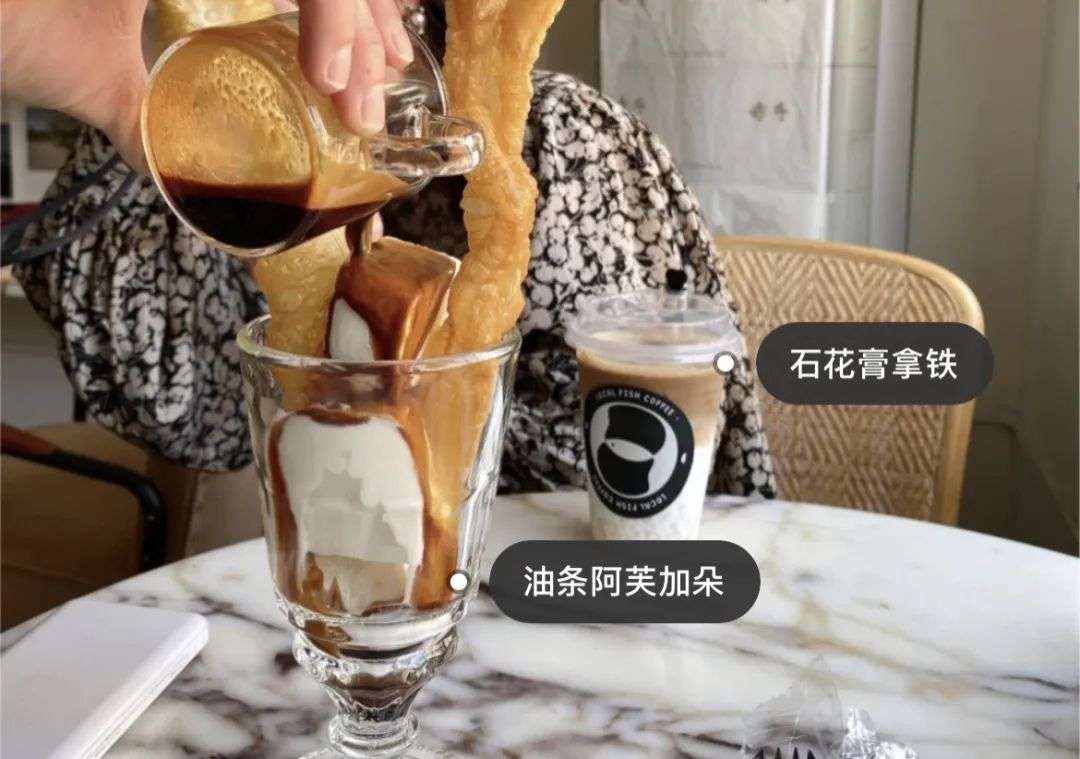 油饼蘸咖啡，一天400杯，最近咖啡馆都在卖小吃？