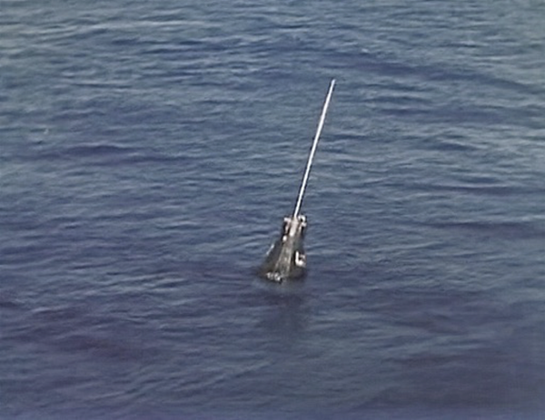 那艘太空飞船坠入海底，是因为宇航员误操作吗？