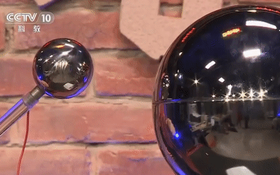 那艘太空飞船坠入海底，是因为宇航员误操作吗？