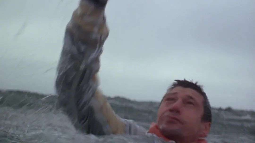 那艘太空飞船坠入海底，是因为宇航员误操作吗？