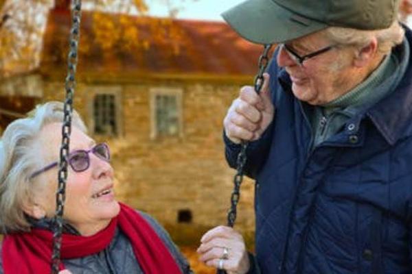 线下商超蕴藏老年行业破局点，老年大学进超市、银发主题商街/商场建设加速