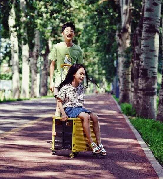 女儿爱给他化妆，儿子想当要饭的，80后佛系老爸有多难？