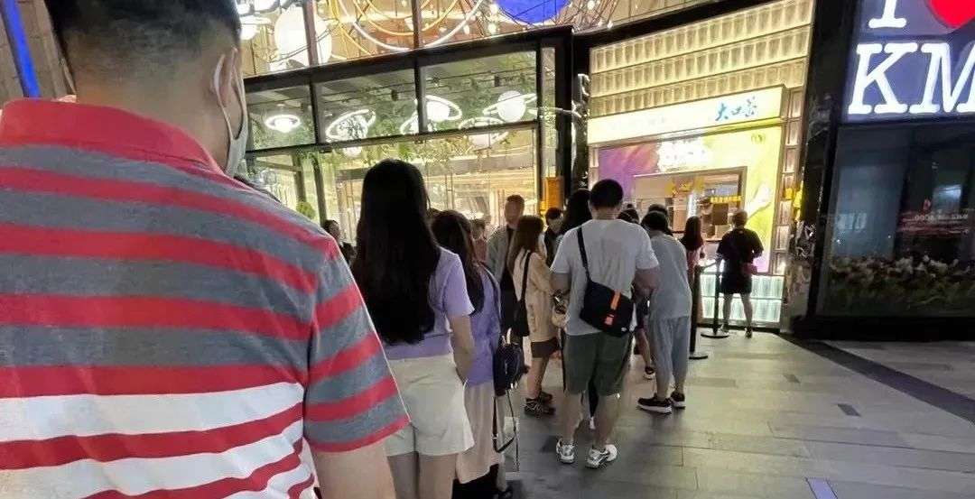 “秋天的第一杯奶茶”回归，全国奶茶店都卖爆了