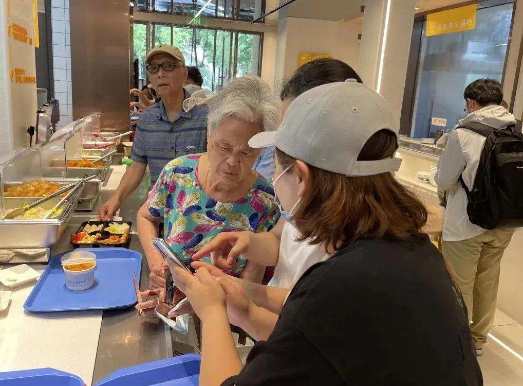 首家AI食堂，所有菜都出自机器人“大厨”之手