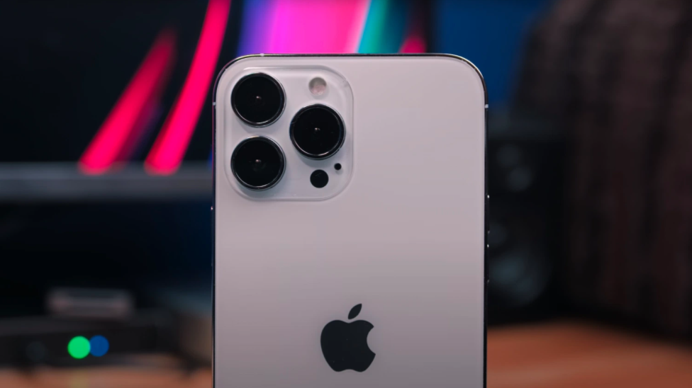 去年,受到新冠疫情的影响,零部件供应紧张,供应链产能不足,苹果iphone