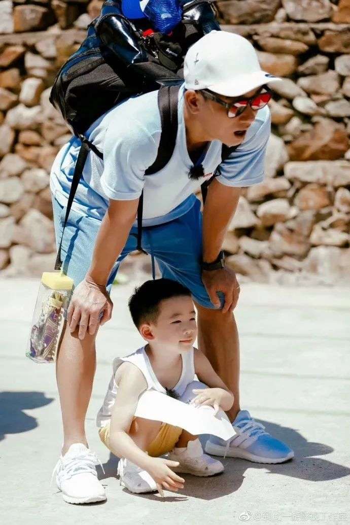 陈小春张智霖“大湾区五人组”出圈，港星组团开启综艺花路？-36氪