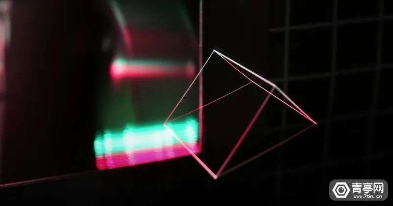 利用激光捕获微型粒子，竟可在空中显示3D全息图像