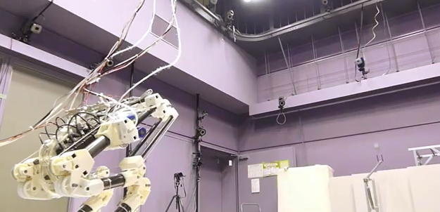 机器人也能打排球了，击球成功率80%，日本东京大学新型气动仿人机器人