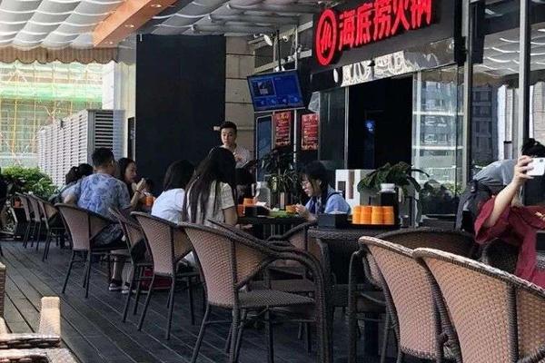 海底捞大事件，“老板娘”退出董事会，来了一群年轻人，人均消费数据也公布了