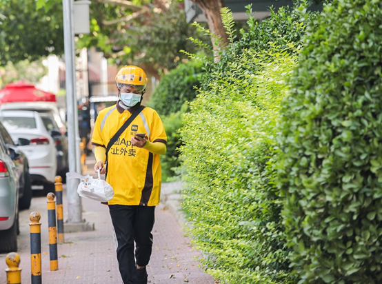 暑期兼职送外卖的大学生：我在北京，把世界周游