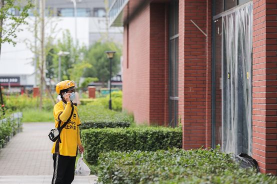 暑期兼职送外卖的大学生：我在北京，把世界周游