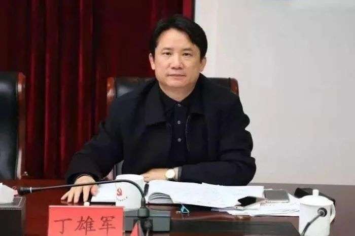 茅台史上最年轻董事长上任，70后贵州能源局长空降，高卫东控价无效争议不断