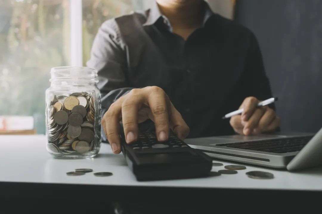 脱下“中年危机”的外衣，这届消失在朋友圈的90后还剩下什么？