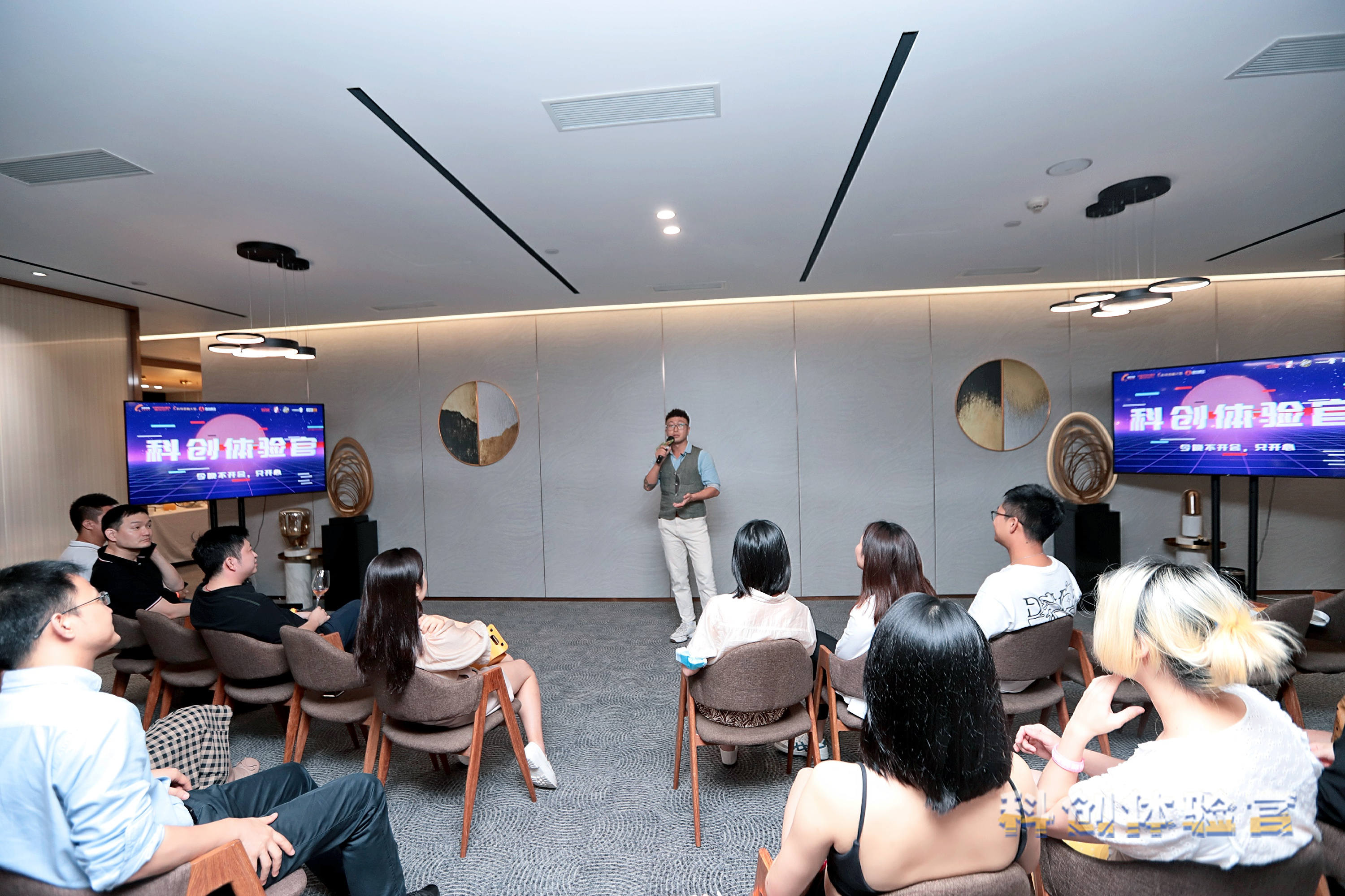 “科创体验官”上阵  走进从大街到大厦的“交子”新场景