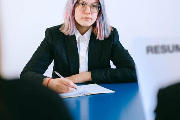 应届生涌入互联网大厂校招：有人一口气拿到8个offer，大厂以外都是凑数？