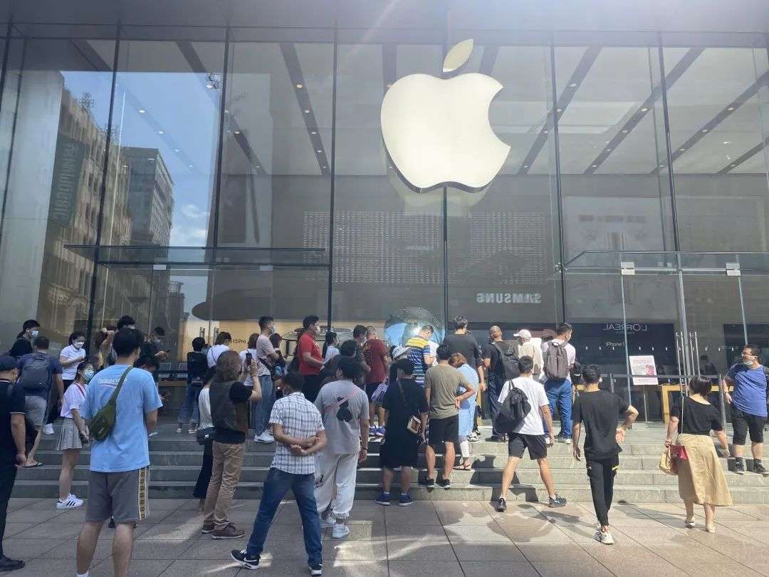 苹果授权店要求当场激活iPhone13，黄牛：不如卖华为_详细解读_最新资讯_热点事件