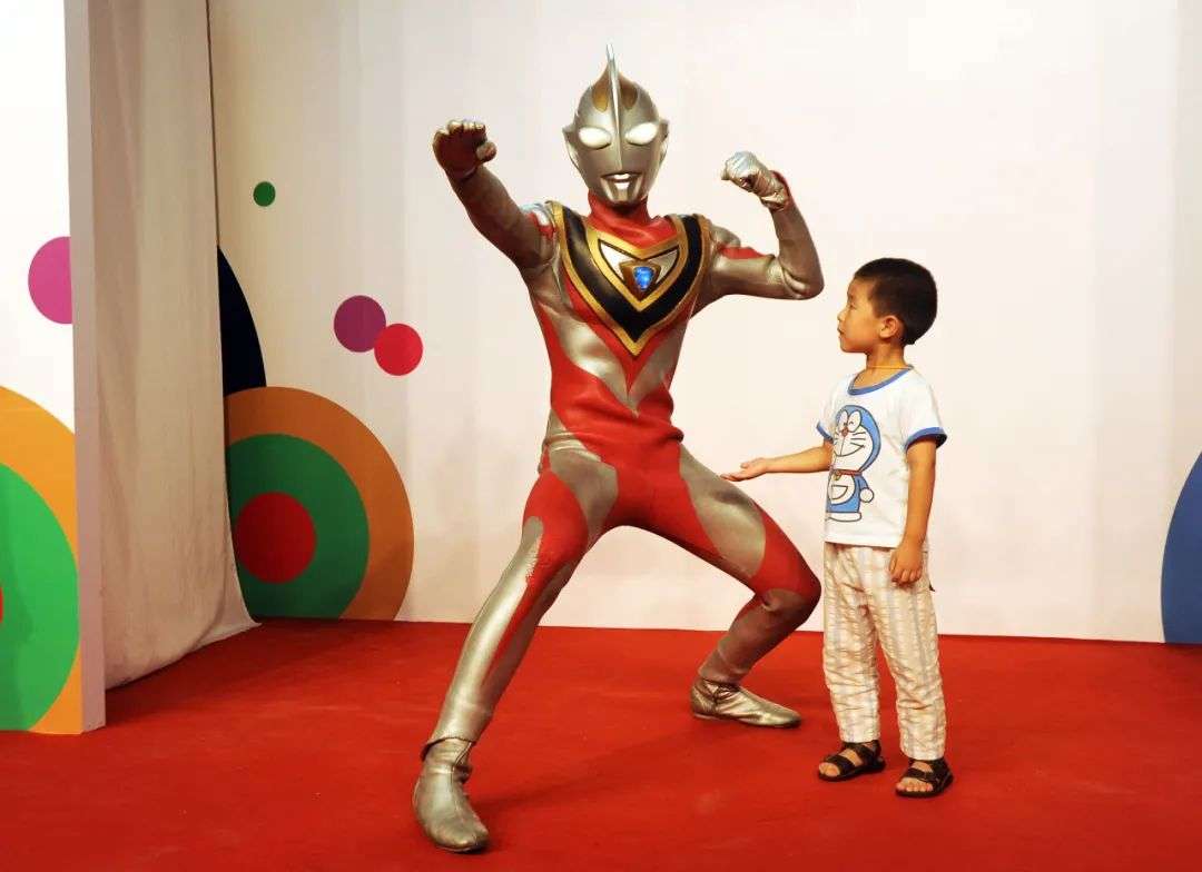 一年卖4000万奥特曼卡片盯上小学生