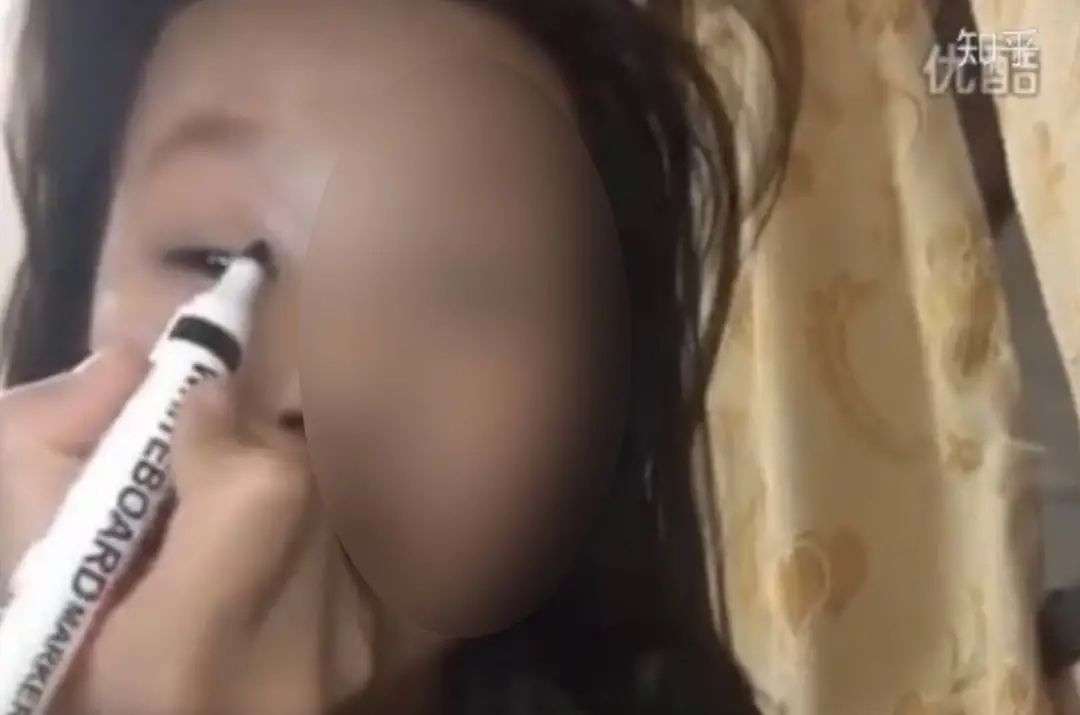 5岁幼童教你化“纯欲妆”，谁在背后赚钱？_详细解读_最新资讯_热点事件