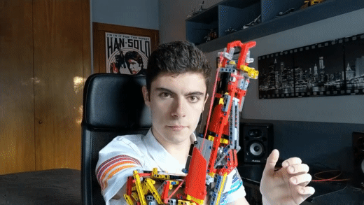 我愿称之为乐高钢铁侠独臂男孩用乐高给自己做了一个义肢已经升级到