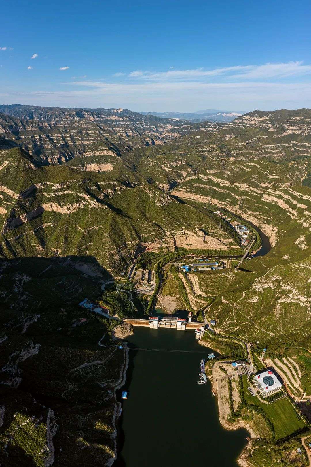 山西的地势,东依太行山脉,西有吕梁山脉,中间从北到南是汾河.