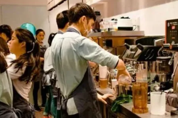 奶茶店疯狂扩张，奶茶小哥已经不够用了