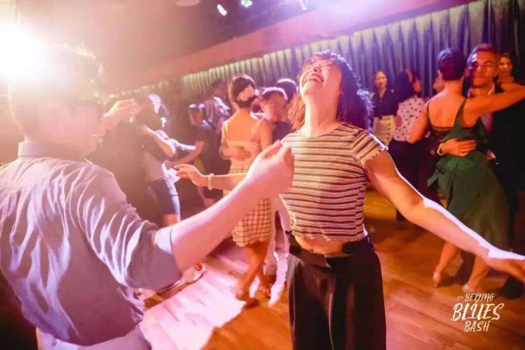 50块钱就能嗨一晚 不蹦迪的年轻人开始爱上它了 36氪