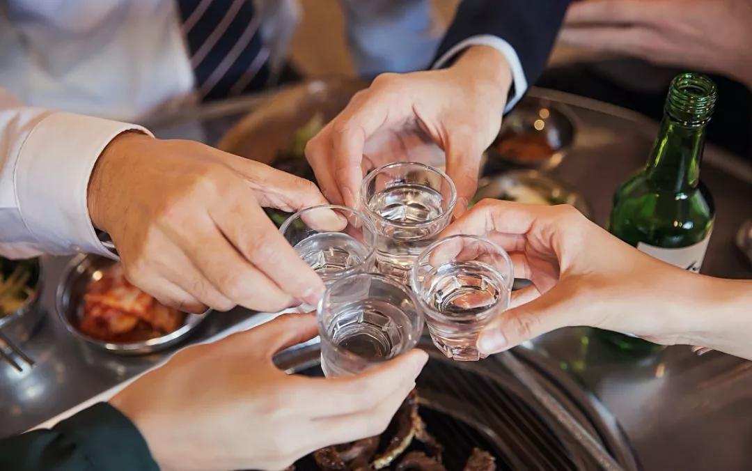 内卷的银行人开始逃离：行长降薪七成，菜场发传单，基层升职难