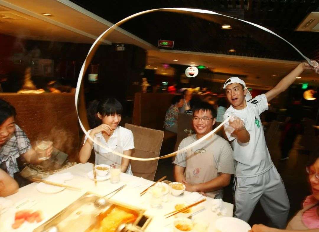 海底捞的极致服务是靠员工"干出来的",从点菜端盘,到递毛巾甩拉面,再