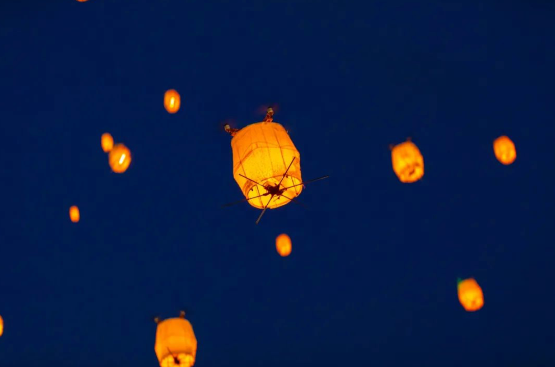 长城脚下,只要是没有雨水的日子,游客们经常能观赏到无人机孔明灯秀