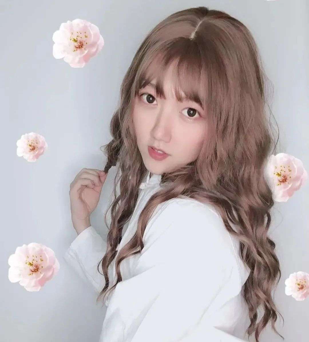 何丹彤单月涨粉238w变装内容为何能成流量制造机