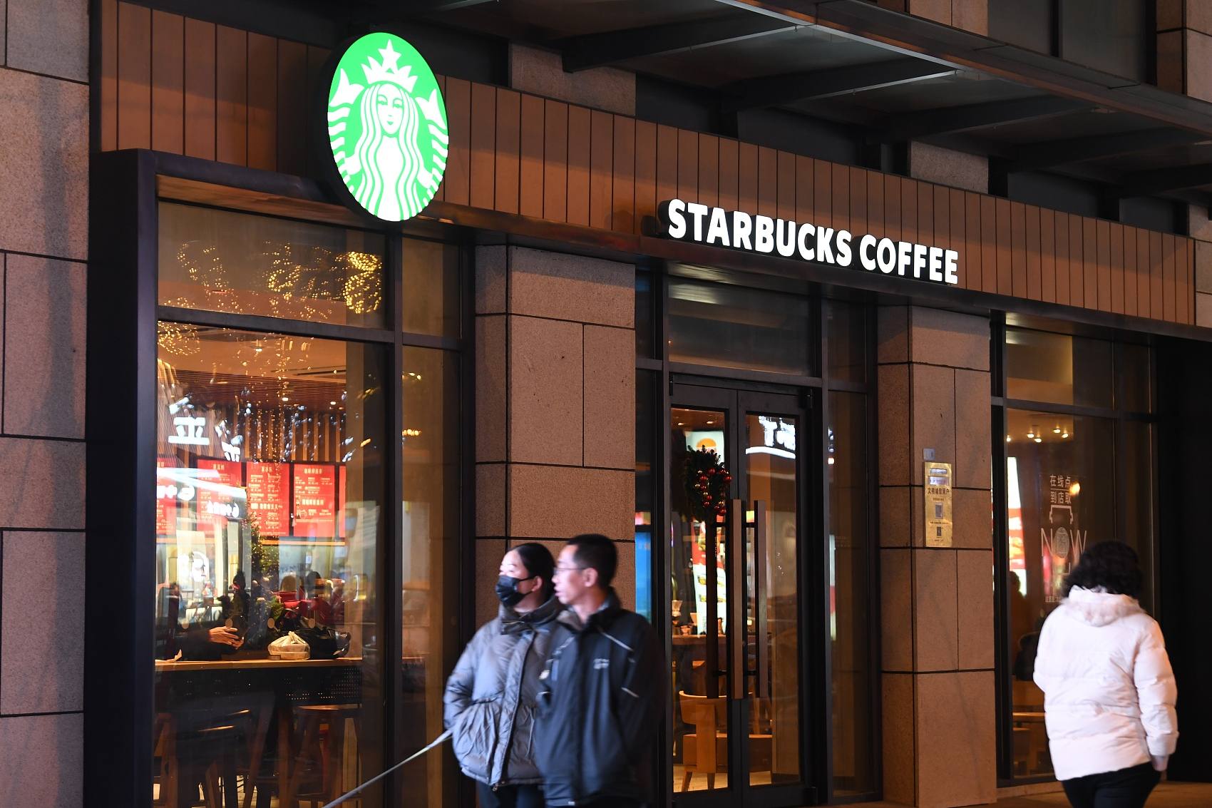 从1999年中国第一家门店在北京王府井开业以来,星巴克在这片土地就