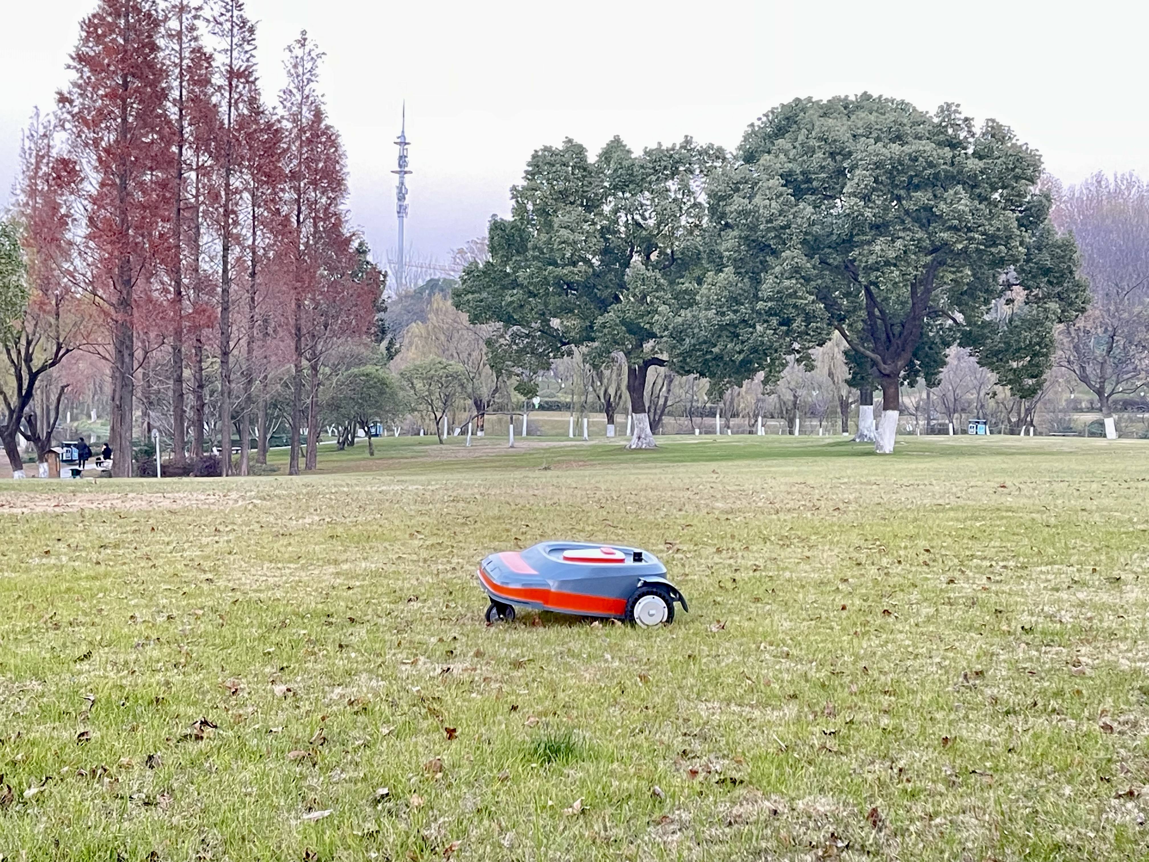 实现大面积室外精准定位并解决割草难题，「优思美地」面向欧美市场提供割草机器人一体化解决方案