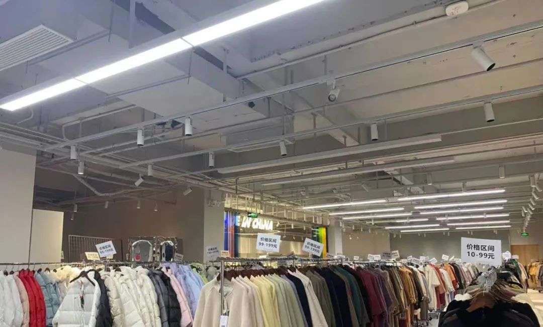 雪梨薇娅跌倒，服装代理商吃饱：低价疯抢网红爆款，转手日赚近万元_详细解读_最新资讯_热点事件
