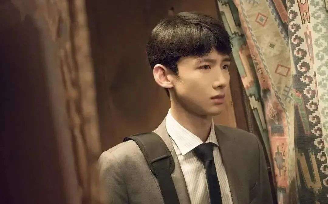 题图 | 电视剧《平凡的荣耀》大厂里的校招生正成为裁员风暴区.