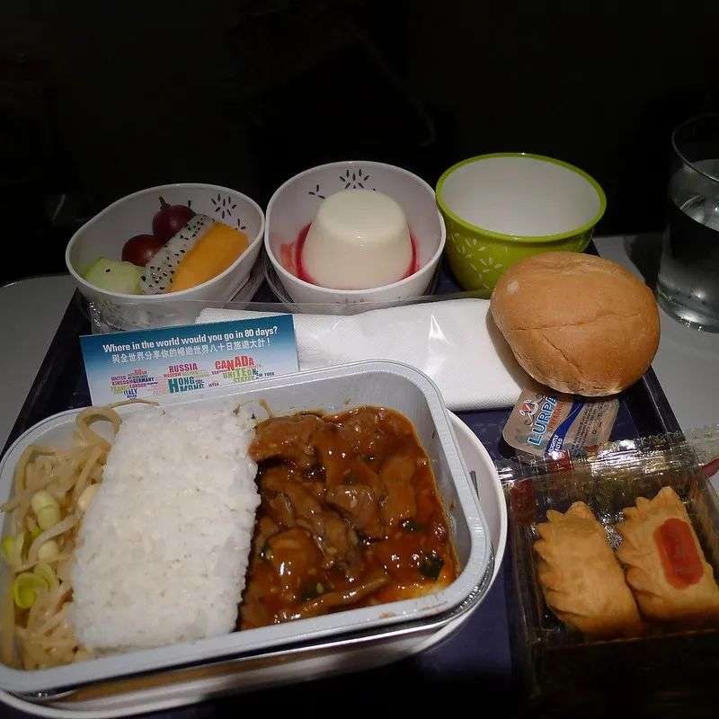 飞机餐为什么这么难吃啊？戴个降噪耳机就好了，因为不是食物的问题-