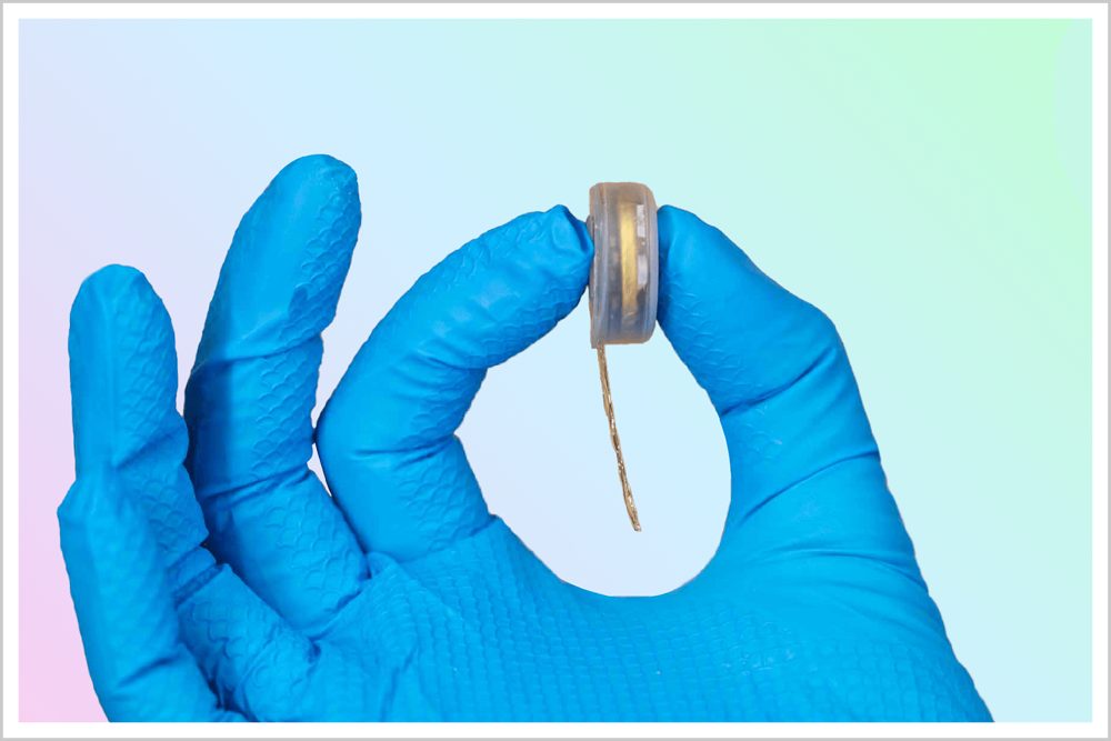 段惊人的视频:一只大脑被植入了芯片的猴子,通过意念玩电子乒乓球游戏