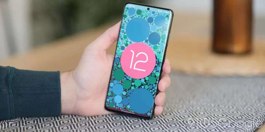 指纹识别慢、无法充电，号称「最大设计革新」的 Android 12 也翻车了