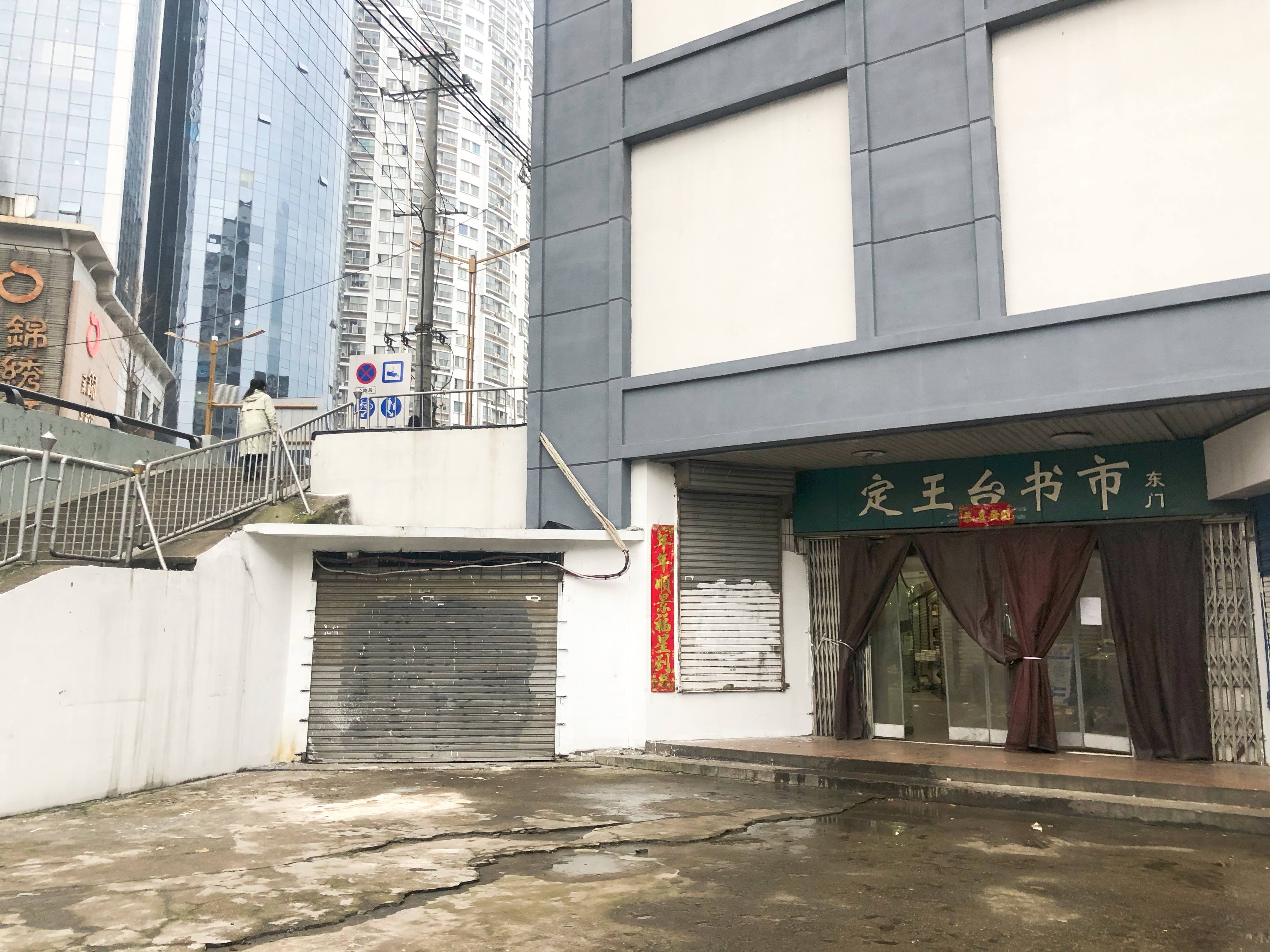 长沙定王台书市熬下来的实体书店还在认真卖书