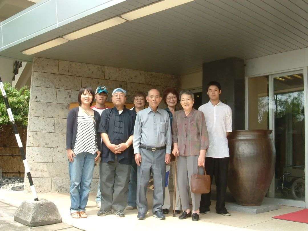 周平的外公外婆一家看到外婆的经历后,青山开始思考,"我现在有结婚,但