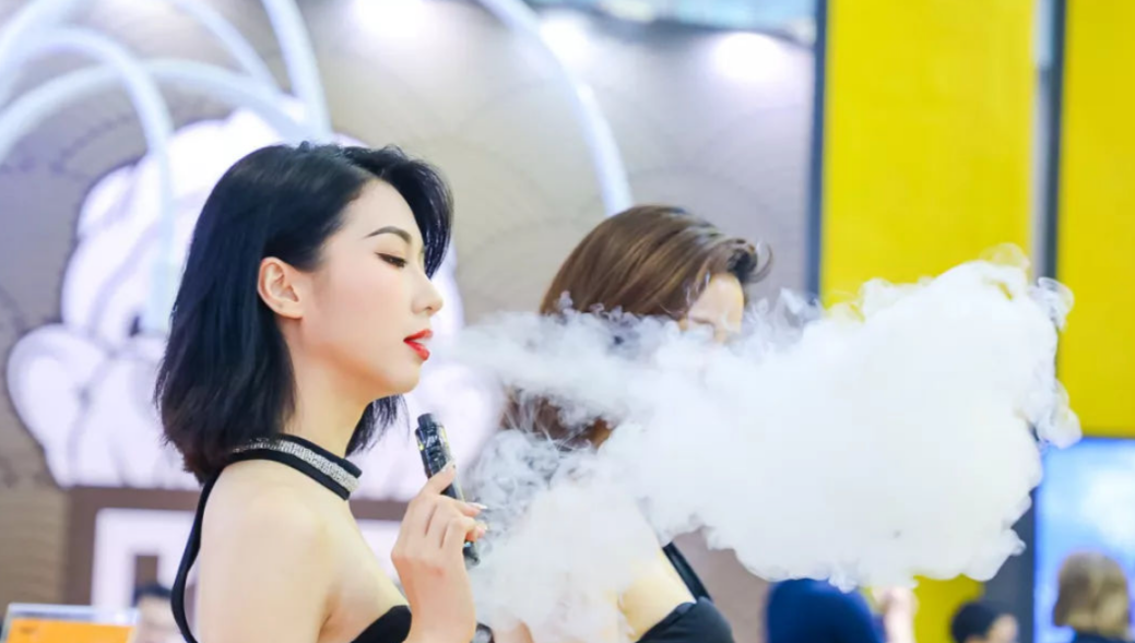 电子烟展会上的模特们  图源:电子烟家园和电子烟的强劲增势相对的,是