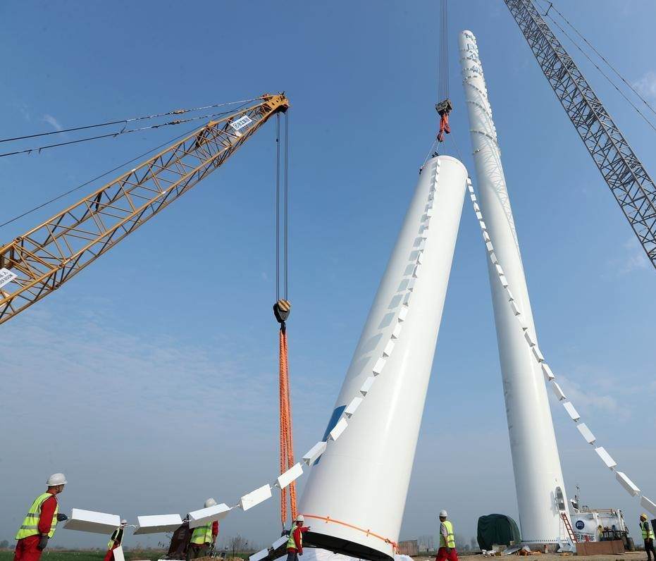 塔筒属于风电设备的一种,也就是风力发电的塔杆,在风力发电机组起支撑