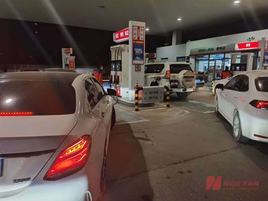 北京加油站破9前夜加满声不断豪车身影不少加油员取消休息等9来