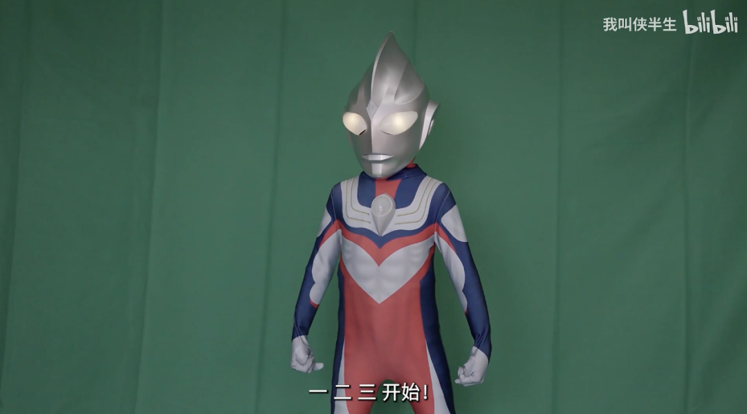 奥特曼套装,头套和身体比例不太协调,最终诞生了一个大头儿子版迪迦